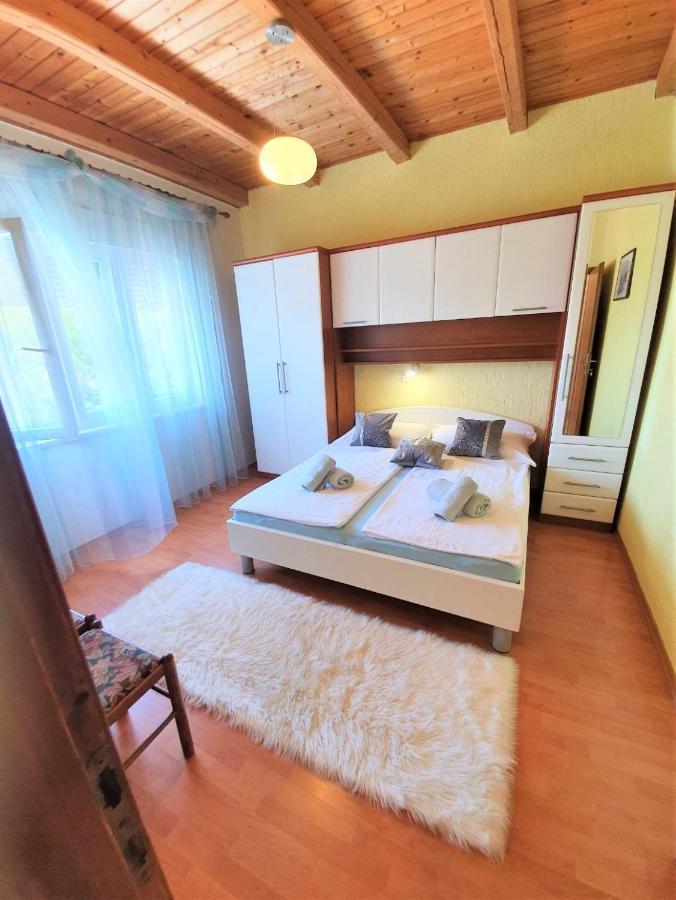 Apartments Angela Kampor Bagian luar foto