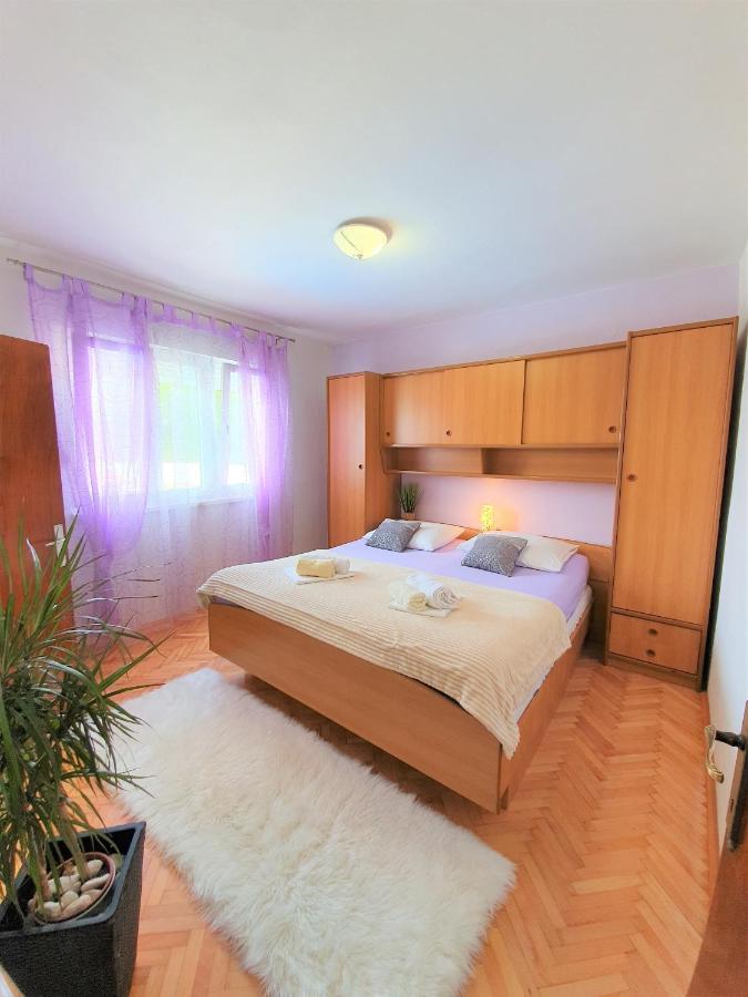 Apartments Angela Kampor Bagian luar foto